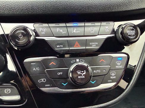 Used 2020 Chrysler Pacifica Touring-L FWD image 46