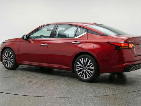 Used 2025 Nissan Altima 2.5 SV image 6