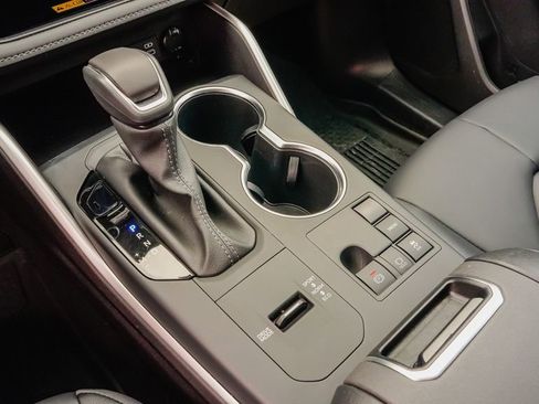 Used 2025 Toyota Highlander XLE image 19