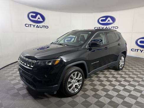 Used 2022 Jeep Compass Latitude image 2