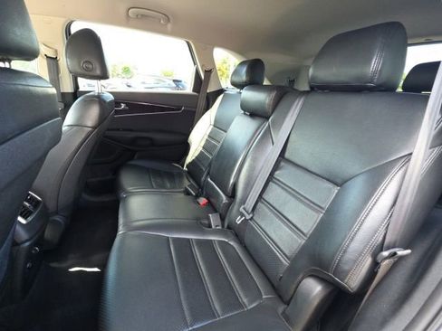 Used 2019 Kia Sorento FWD image 6