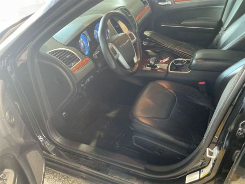 Used 2014 Chrysler 300 RWD image 6