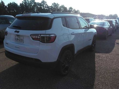 Used 2025 Jeep Compass Latitude w/ Convenience Group AWD/4WD image 3