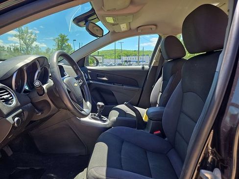 Used 2015 Chevrolet Cruze LT w/ Technology Package FWD image 2