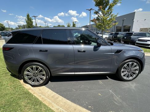 Used 2025 Land Rover Range Rover Sport SE AWD/4WD image 8