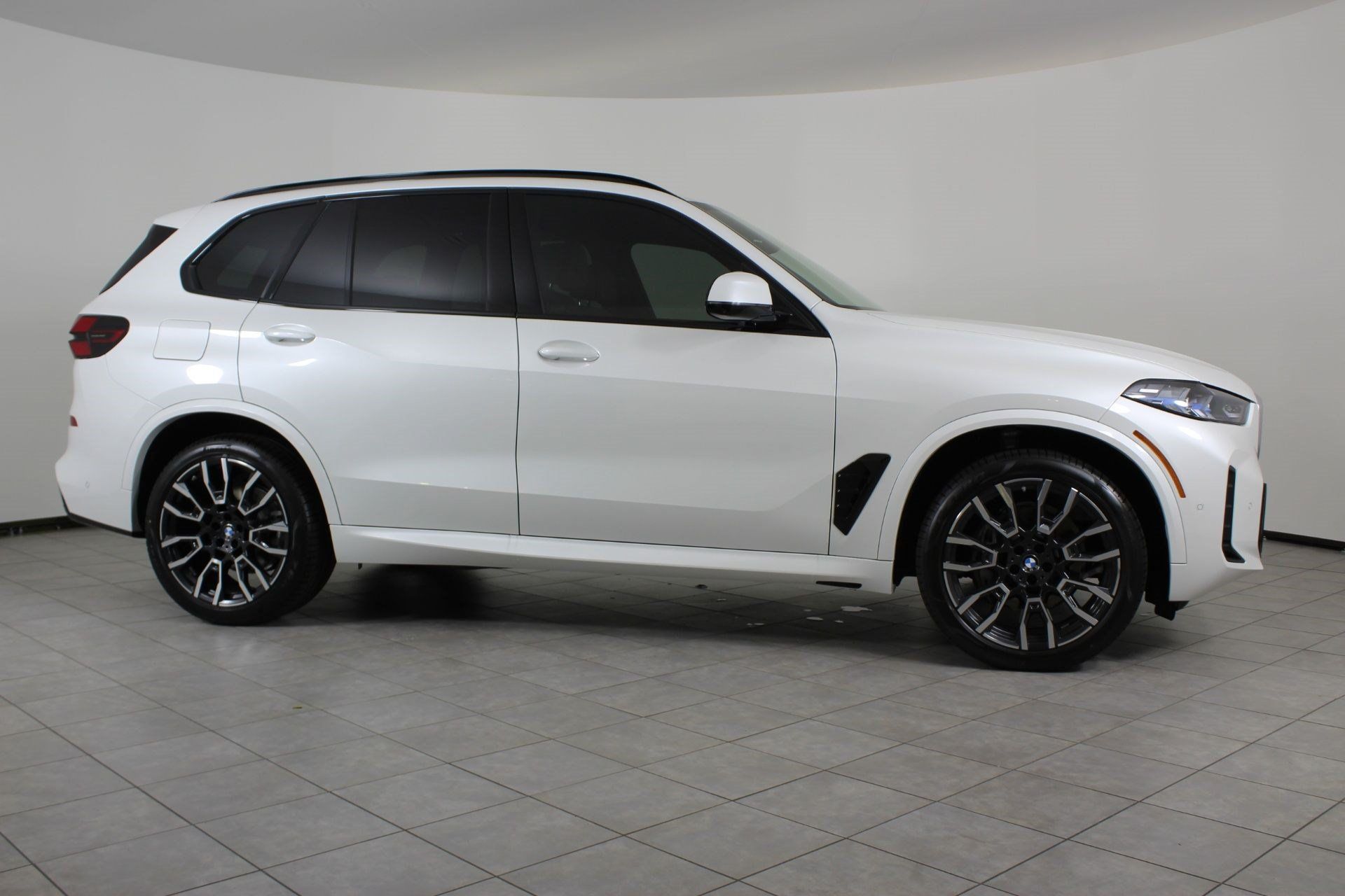 Used 2026 BMW X5 xDrive40i w/ M Sport Package AWD/4WD image 8