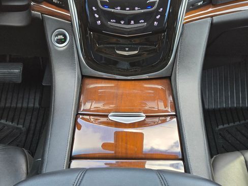 Used 2018 Cadillac Escalade Luxury image 18