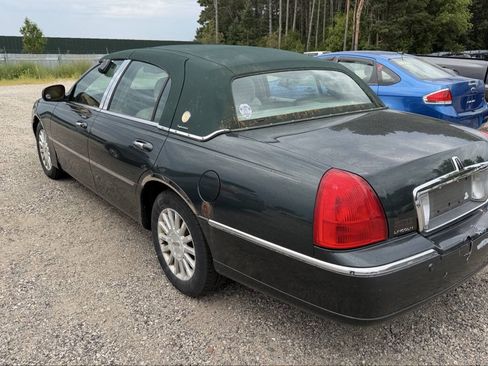 Used 2003 Lincoln Town Car Signature RWD image 3