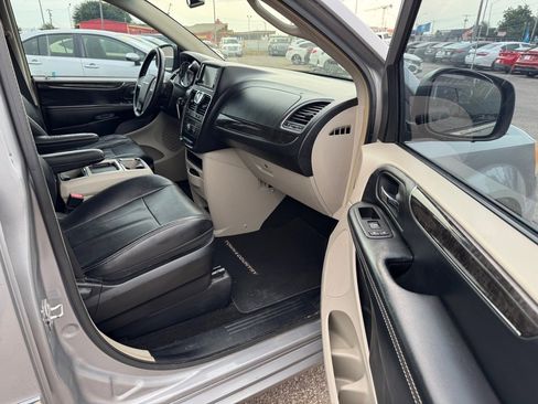 Used 2014 Chrysler Town & Country Touring image 8