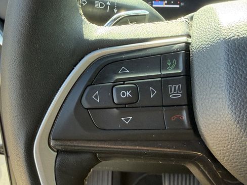 Used 2023 Jeep Grand Cherokee L Laredo image 17