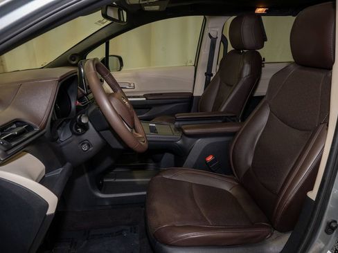 Used 2022 Toyota Sienna Platinum image 13