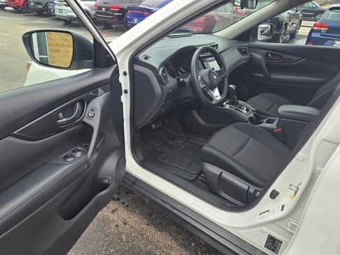 Used 2020 Nissan Rogue S image 3
