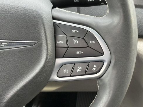 Used 2023 Chrysler Pacifica Touring-L image 11