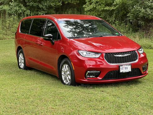 New 2026 Chrysler Pacifica Select image 1