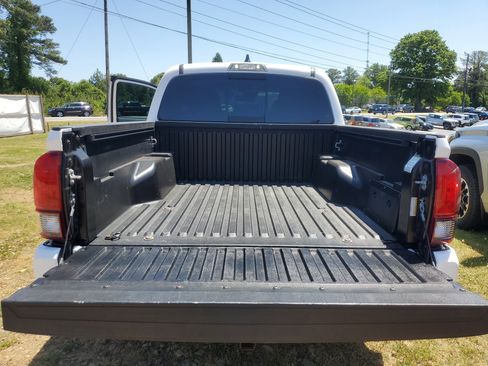 Used 2022 Toyota Tacoma SR5 w/ Technology Package RWD image 9