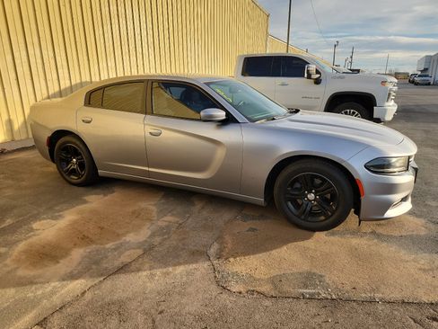 Used 2017 Dodge Charger SE w/ Popular Equipment Group image 5