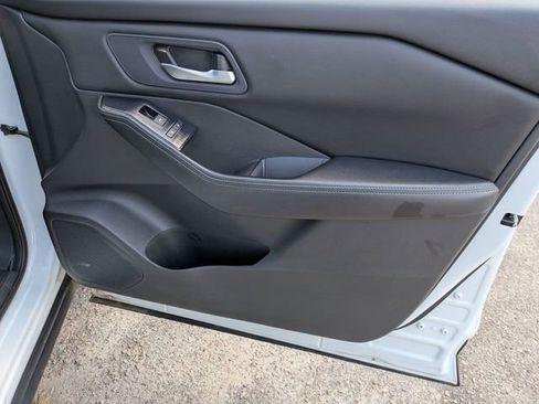 Used 2024 Nissan Rogue SV image 31