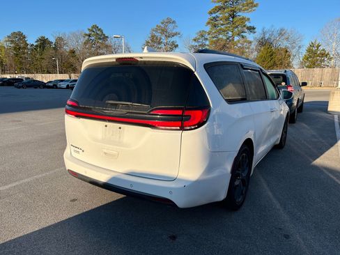 Used 2021 Chrysler Pacifica Touring-L w/ Uconnect Theater Family Group image 6