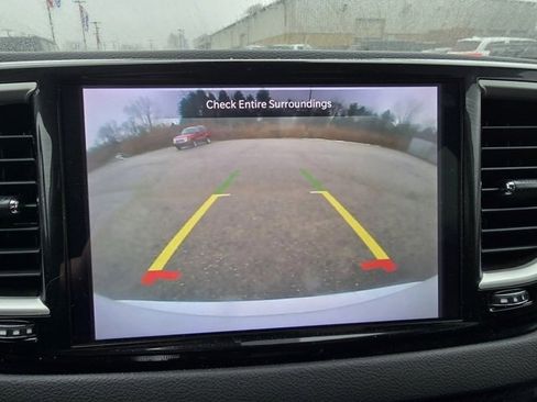 Used 2024 Chrysler Pacifica Touring-L image 21