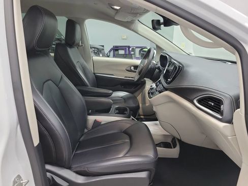 Used 2023 Chrysler Pacifica Touring-L FWD image 20