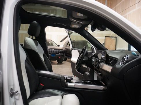 Used 2020 Mercedes-Benz GLB 250 4MATIC image 8