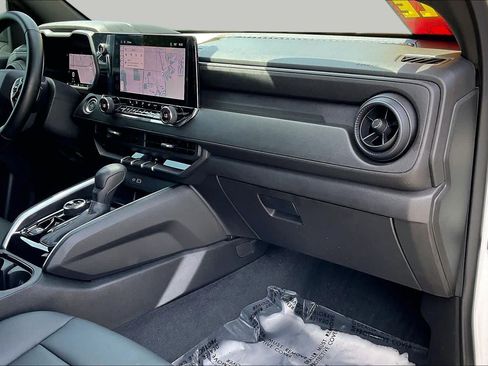 Used 2025 Chevrolet Colorado Trail Boss AWD/4WD image 16