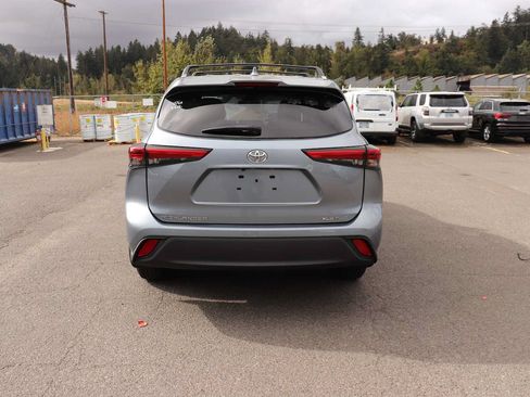 Used 2021 Toyota Highlander XLE AWD/4WD image 6