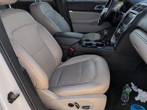 Used 2018 Ford Explorer Limited w/ Ford Safe & Smart Package FWD image 39