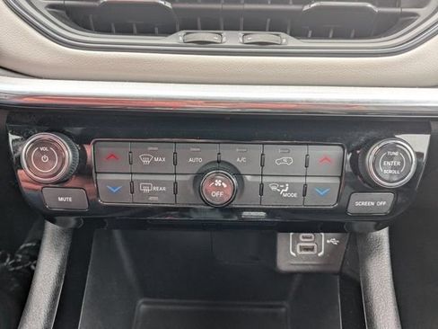 Used 2023 Jeep Compass Limited AWD/4WD image 3