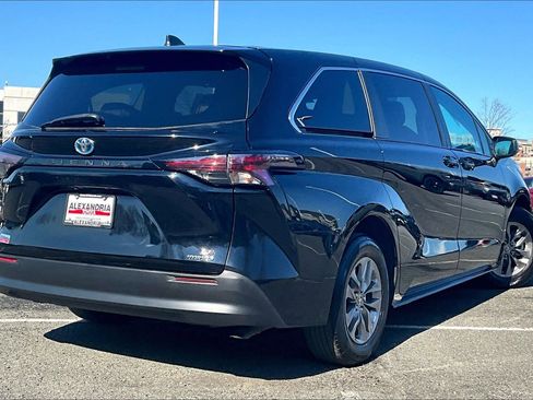 Used 2024 Toyota Sienna LE image 12