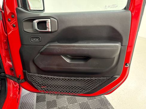 Used 2018 Jeep Wrangler Unlimited Sahara AWD/4WD image 32
