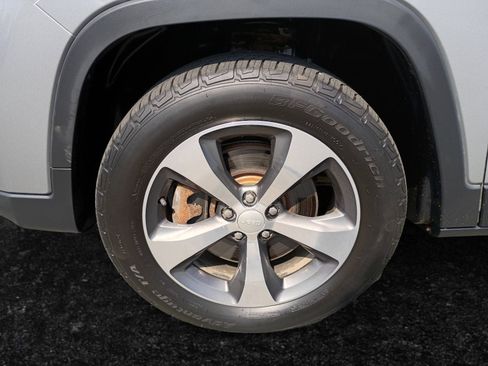 Certified 2019 Jeep Cherokee Limited w/ Luxury Group AWD/4WD image 15
