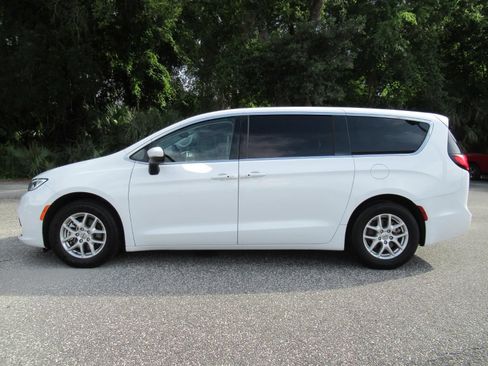 Certified 2023 Chrysler Pacifica Touring-L FWD image 4
