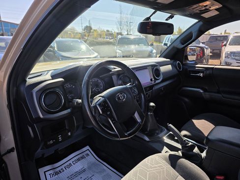 Used 2016 Toyota Tacoma TRD Off-Road w/ Premium & Technology Package image 10
