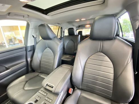 Used 2021 Toyota Highlander XLE AWD/4WD image 14