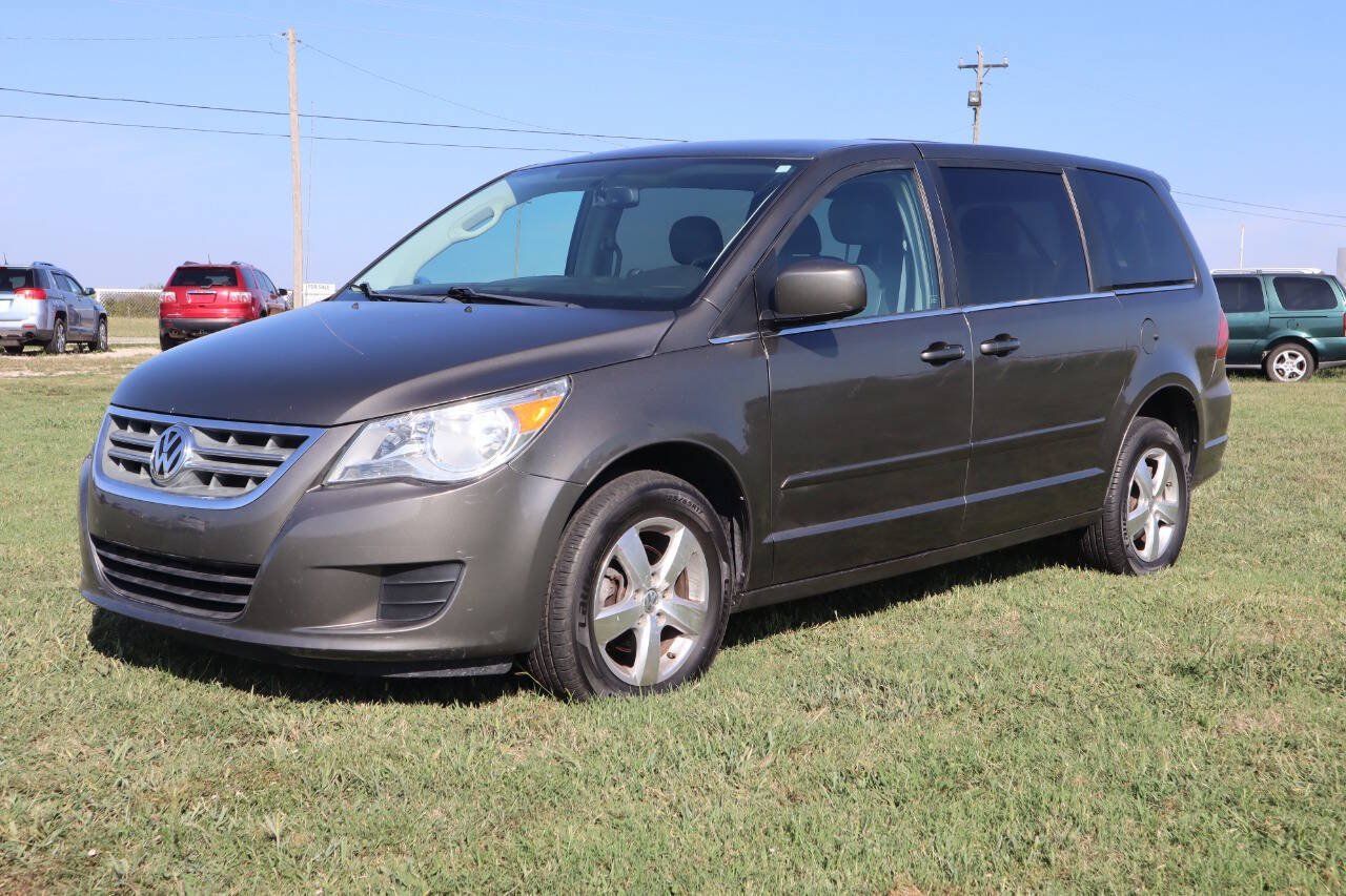Used 2010 Volkswagen Routan SE FWD image 3