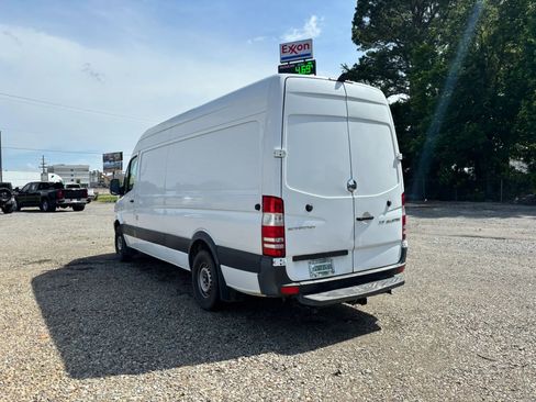 Used 2014 Freightliner Sprinter 2500 RWD image 4