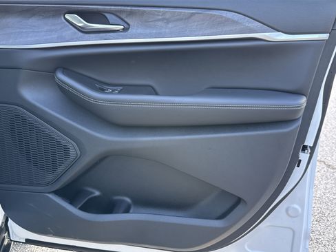 New 2025 Jeep Grand Cherokee Limited w/ Black Appearance Package image 18