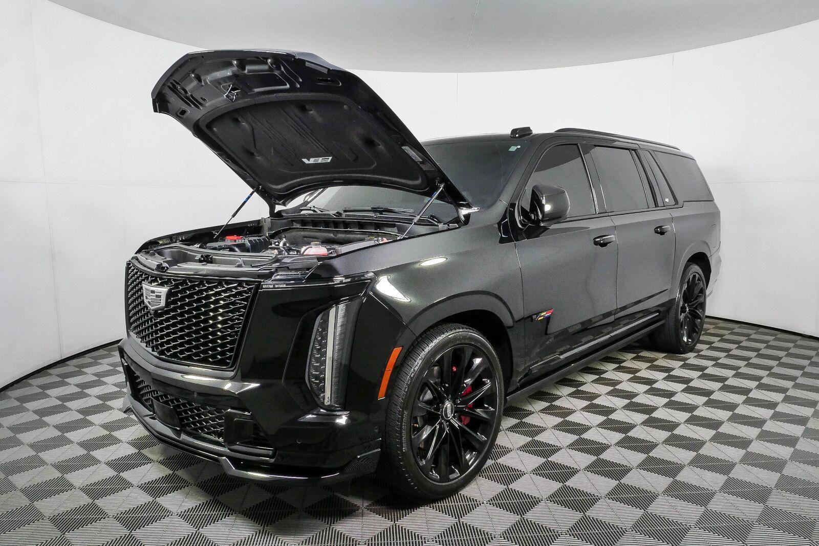 Used 2025 Cadillac Escalade ESV V w/ LPO, ONYX Package AWD/4WD image 37
