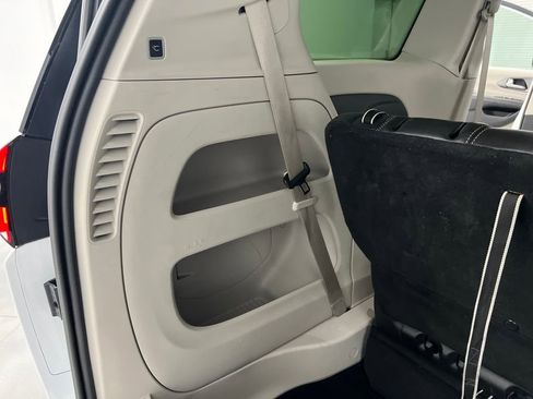 Used 2024 Chrysler Pacifica Touring-L image 42