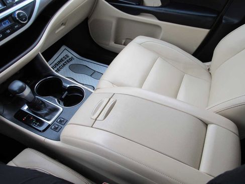 Used 2018 Toyota Highlander XLE image 18