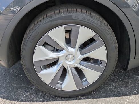 Used 2024 Tesla Model Y Long Range AWD/4WD image 8