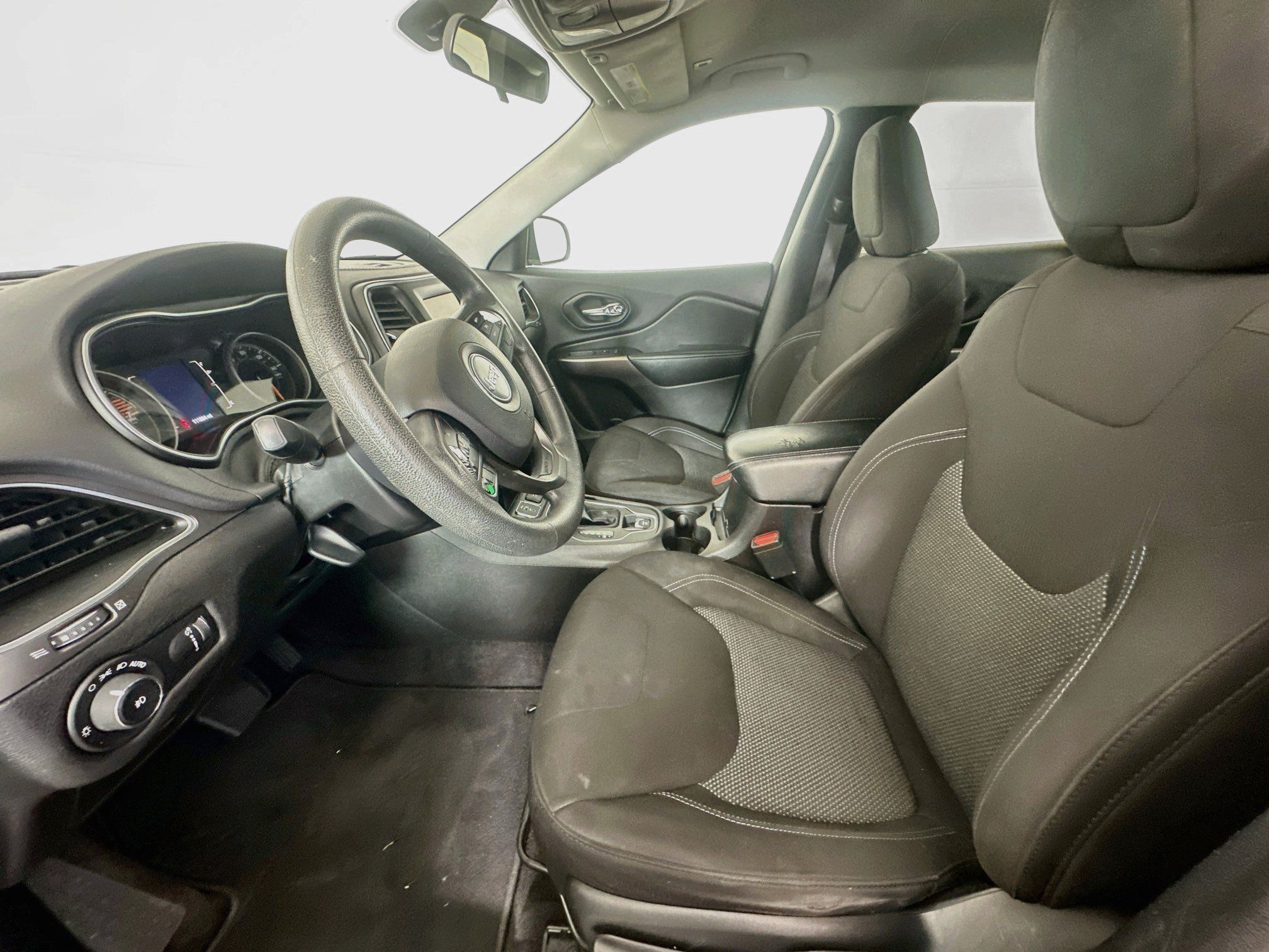 Used 2019 Jeep Cherokee Latitude w/ Popular Appearance Group FWD image 13
