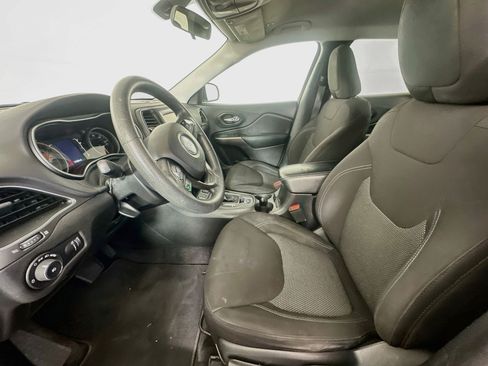 Used 2019 Jeep Cherokee Latitude w/ Popular Appearance Group FWD image 13