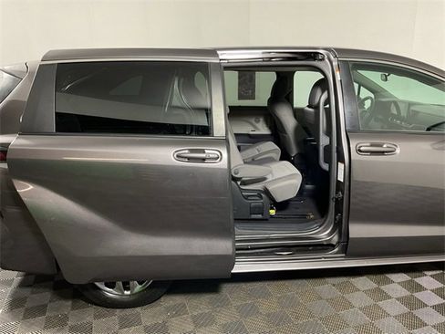 Used 2022 Toyota Sienna LE image 31