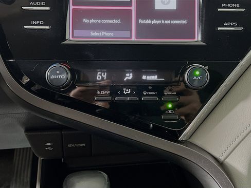 Used 2018 Toyota Camry SE image 25