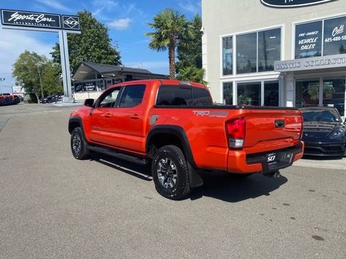 Used 2017 Toyota Tacoma TRD Off-Road image 3