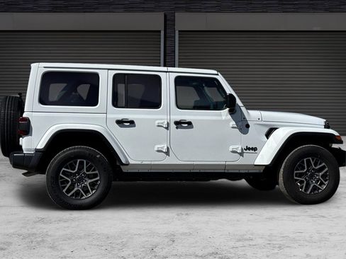 Used 2025 Jeep Wrangler Unlimited Sahara AWD/4WD image 3
