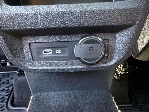 Used 2024 Volkswagen Tiguan SE w/ Panoramic Sunroof Package AWD/4WD image 15