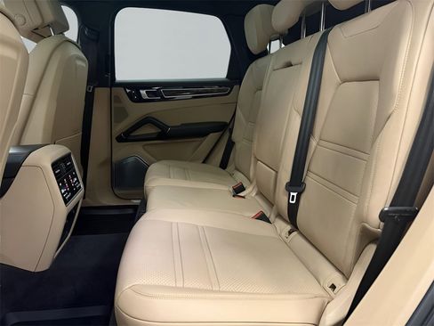Used 2019 Porsche Cayenne S image 10